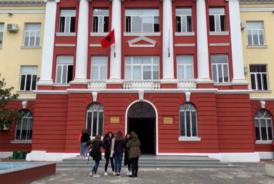 Universitetet shqiptare në krizë, raporti: Studentët paguajnë për nota dhe libra