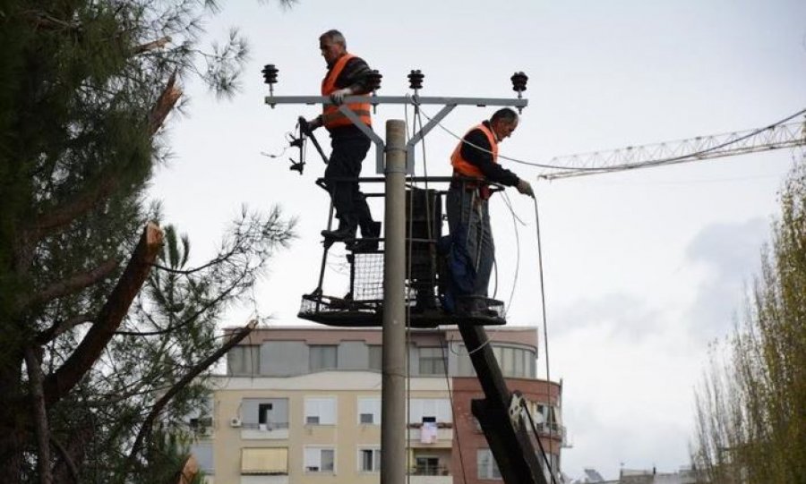 Reshjet intensive gjatë natës shkaktojnë probleme në Rroskovec, mungesë të energjisë elektrike në disa zona