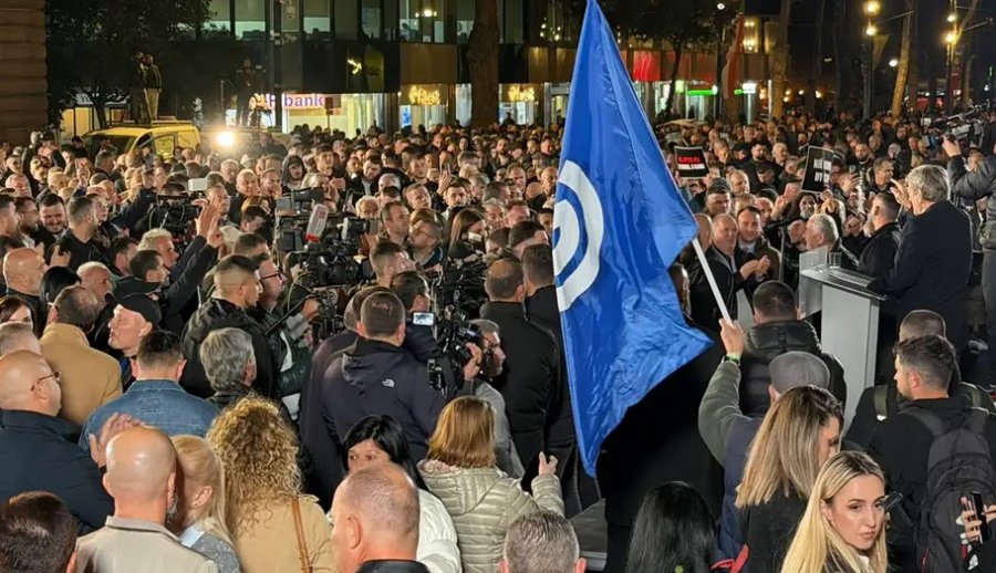 Media gjermane 'Deutsche Welle': Opozita shqiptare nis protestat e përjavshme para Kryeministrisë