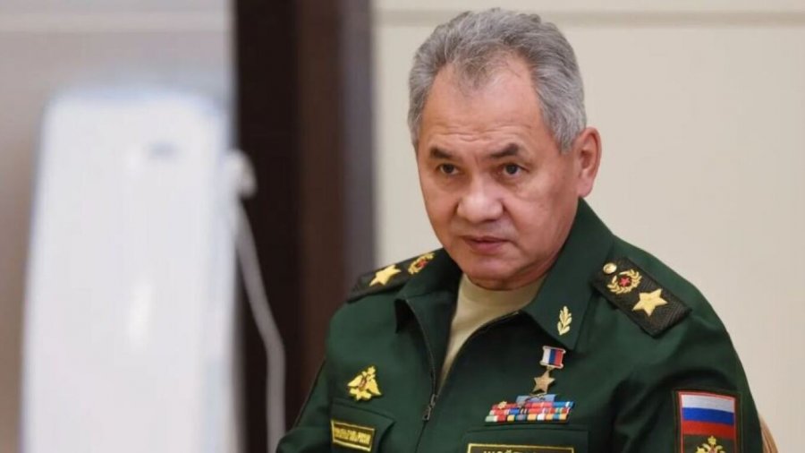 Antenat ish-ministrit rus të Mbrojtjes teksa vizitonte varrin e një familjari, si arriti të shpëtonte Sergei Shoigu