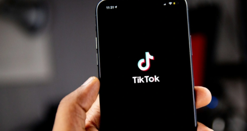 Raporti: TikTok-u ndikoi në narrativët politikë gjatë zgjedhjeve parlamentare në Kosovë