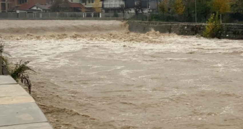 Situata me vërshimet/ Magjistralja Ferizaj-Gjilan është e pakalueshme
