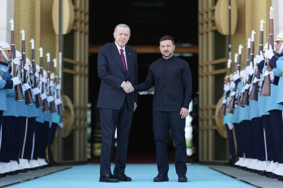 Zelensky në vizitë zyrtare në Turqi, diskuton përpjekjet për paqen në Ukrainë