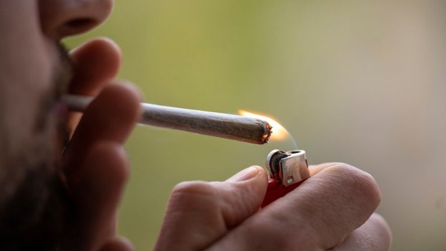Pirja e cigares së hashashit rezulton se shuan etjen për alkool