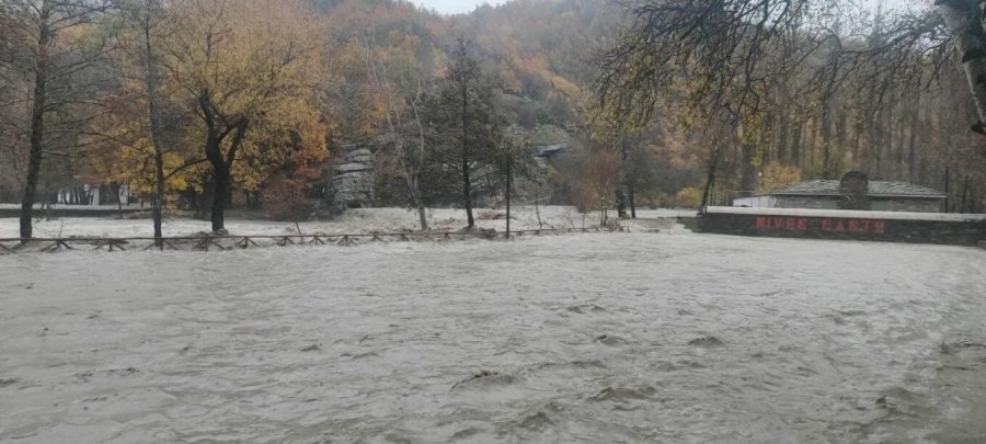 Moti i keq në Greqi/ Lumi Aliakmonas del nga shtrati, dëmtohet ura historike në Kostur