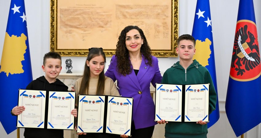 Dorëzuan në polici kuletën me para, Osmani u ndan mirënjohje tre fëmijëve nga Ferizaj