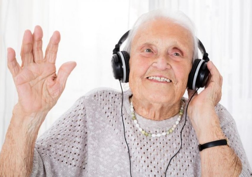 Dëgjimi i muzikës shumicën e ditëve mund të ulë rrezikun e demencës tek të moshuarit