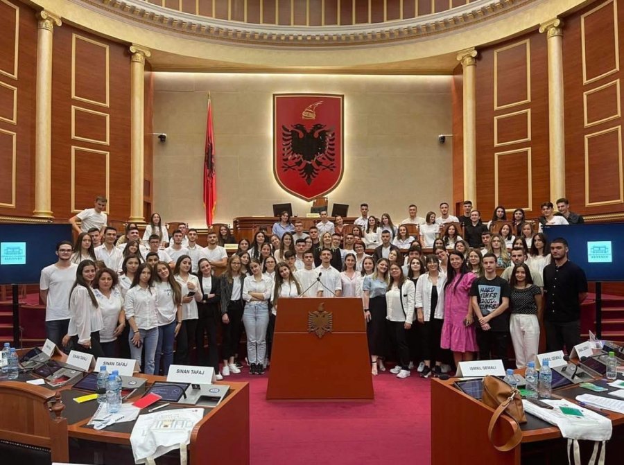 Zhupa: Vlera e vetëm një nga aferat e qeveritarëve do zgjidhte varfërinë e 48% të fëmijëve shqiptarë!