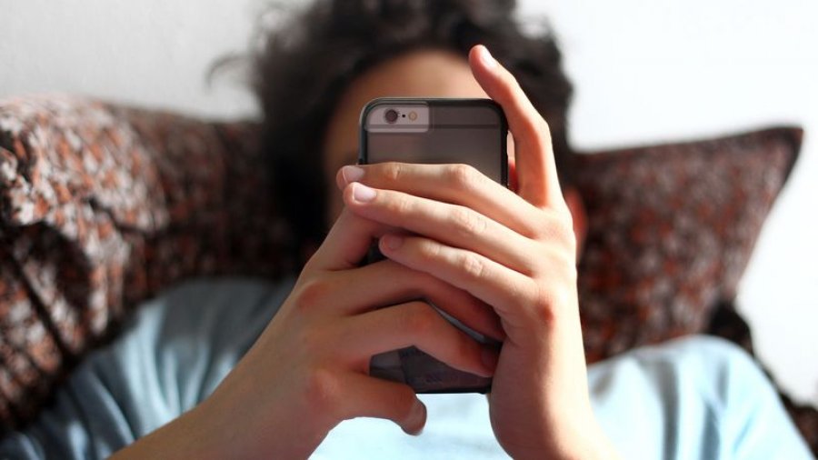 Adoleshentët drejtohen te chatbot-et, e kanë më të lehtë të shprehen me IA sesa me njerëzit
