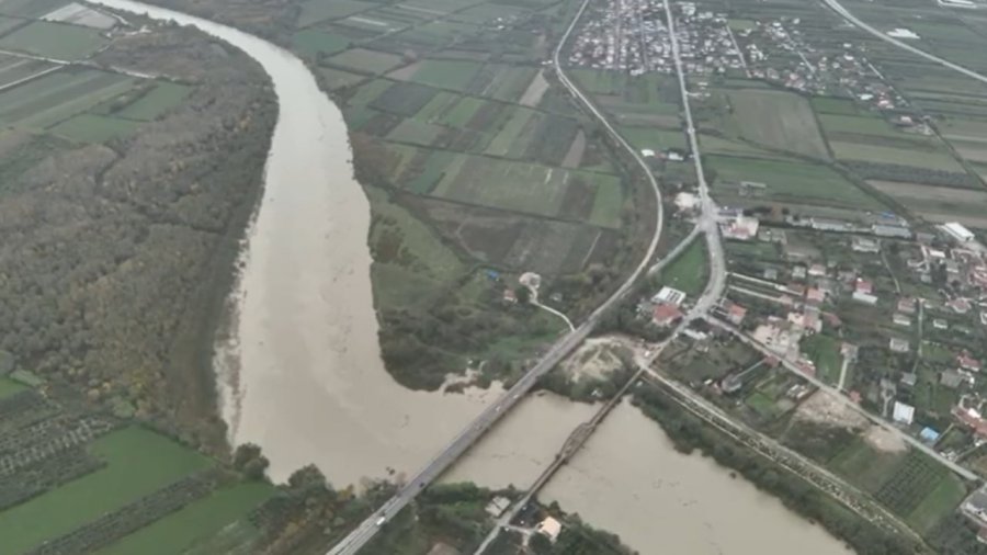'Vjosa në pikë alarmi': Niveli i lumit kalon 7 metra, situata vijon të mbetet…