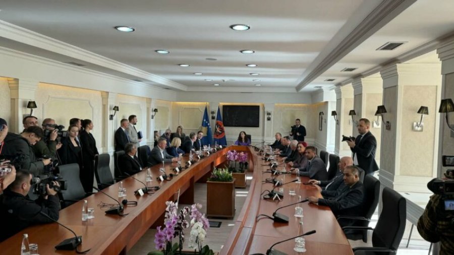 Brenda takimit me Presidenten: Kurti dhe Peci propozuan 28 dhjetorin, Hamza e Abdixhiku preferuan datën 21 për zgjedhje