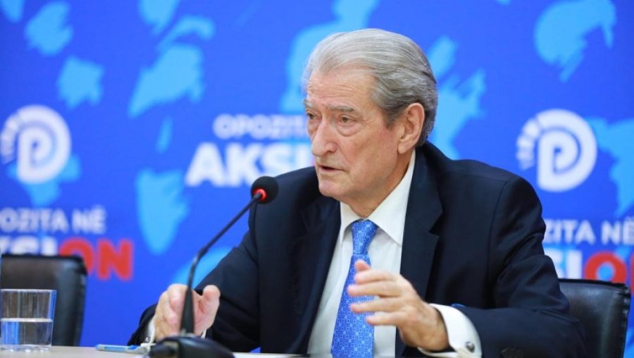 I relaksuar në avionin privat... Berisha nxjerr foton e Ramës: Vendi nën ujë, Ramaduro në qiell...