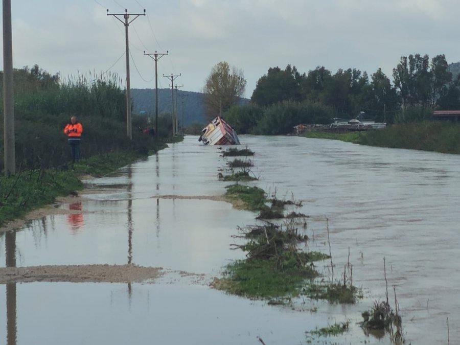 FOTOLAJM/ Zjarrfikësja zhytet nën ujë, Saranda përballet me përmbytje të mëdha! Mungesë të reagimit emergjent nga autoritetet