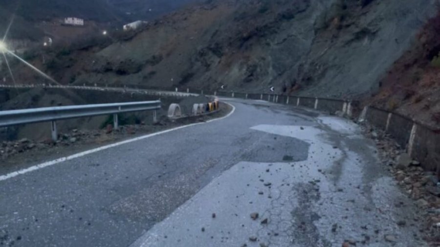 Reshjet në qarkun e Kukësit/ Rrugë nacionale të kalueshme, rikthehet energjia elektrike