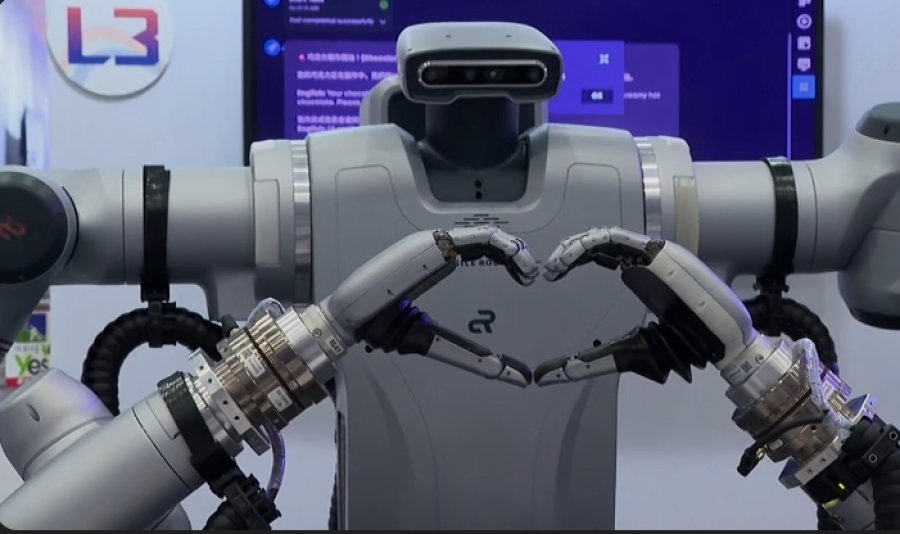Kompania tajvaneze prezanton automjetin e ri elektrik dhe robotin humanoid që bën kafe