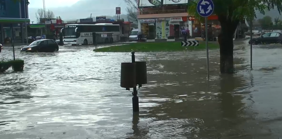 Përmbytje në Gjirokastër/ Ja si paraqitet situata në këtë qark, shembje dheu në Libohovë