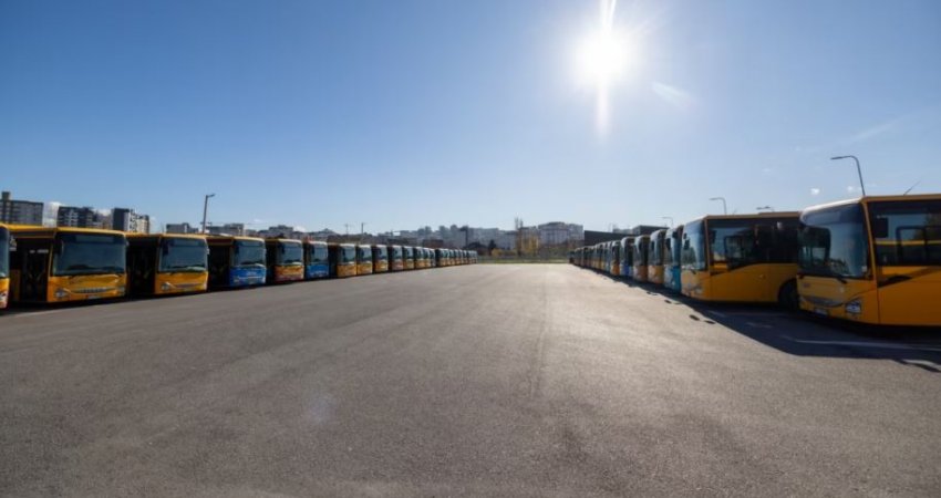 Pamje të autobusëve duke “pauzuar” pasi transporti publik u ndërpre nga sot në kryeqytet