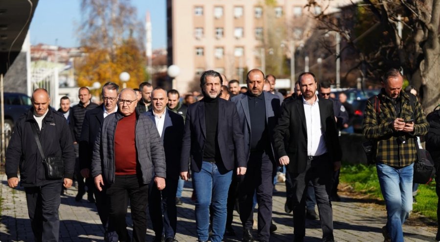 Prej muajsh nuk kanë marrë pagesën/ Prishtina zgjohet me protestë: Punëtorët e transportit publik në grevë, me ta dhe Përparim Rama