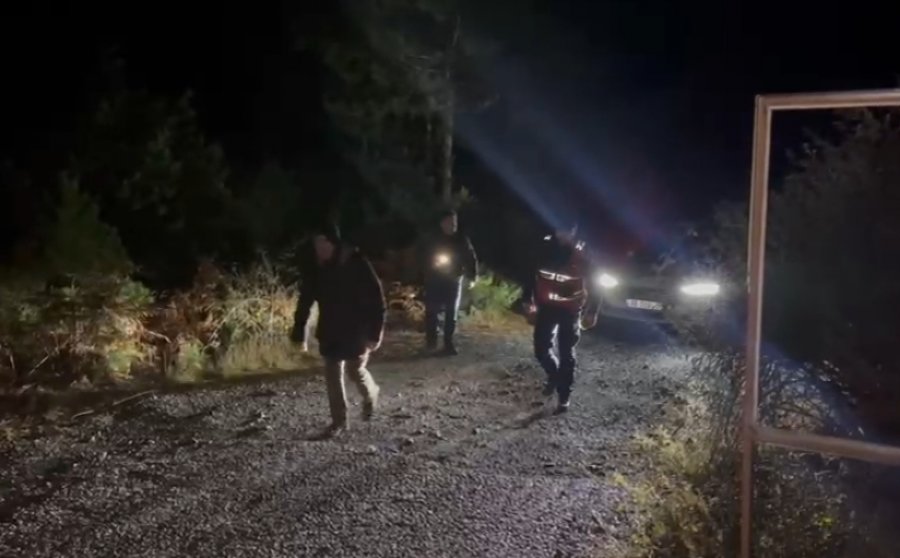 Fushë Arrëz/ RENEA mban të rrethuar banesën e 2 të armatosurve, dërgojnë të afërm të negociojnë dorëzimin