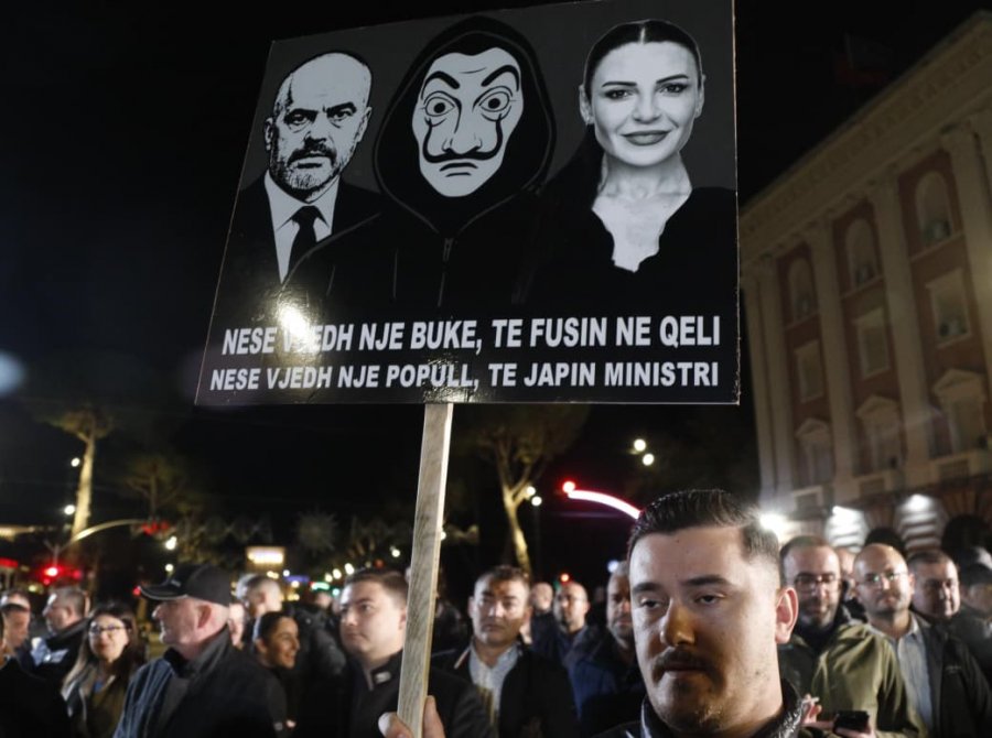 Parullat pikante: ‘Nëse vjedh një bukë, të fusin në qeli, nëse vjedh një popull, të japin ministri’