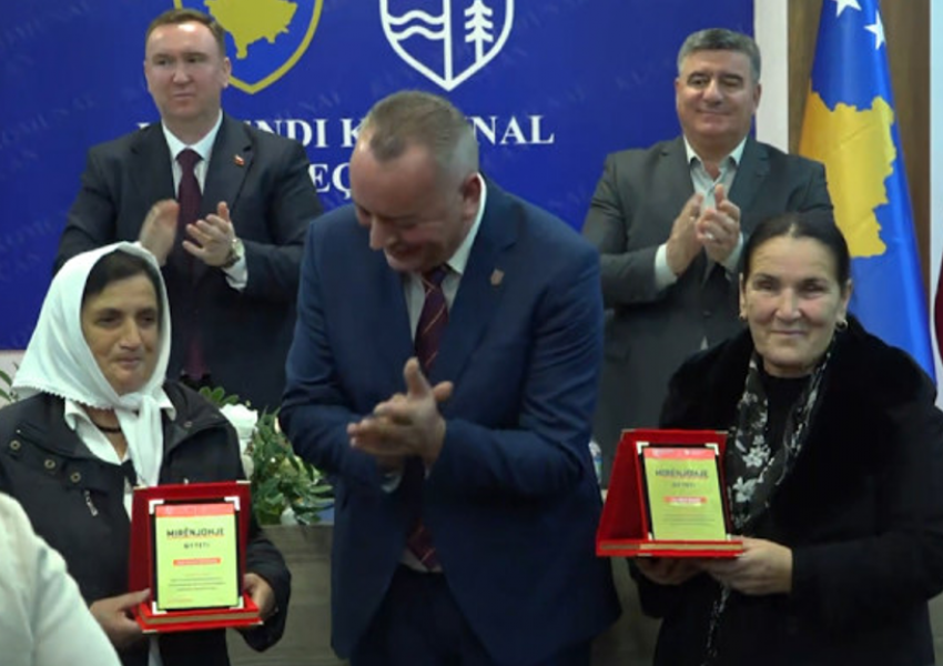 Deçani nderon dy nëna fisnike nga Tropoja – Marrin mirënjohje për mbështetjen e UÇK-së