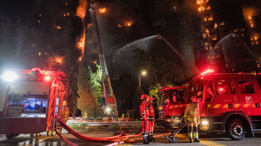 FOTOLAJM/ Zjarri masiv në Hong Kong, 36 të vdekur, qindra të bllokuar. Vazhdojnë përpjekjet për të fikur flakët