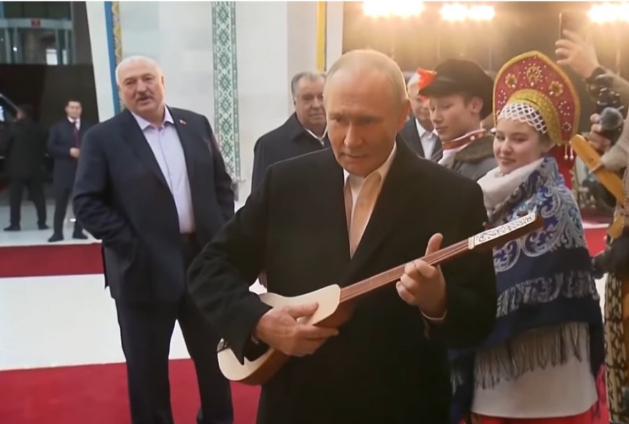 VIDEO/ Putin me pasion të fshehtë, luan komuz në Kirgistan