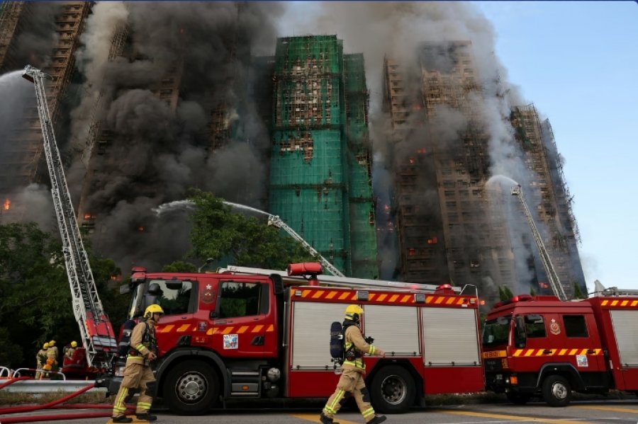 Bilanci i ri: 13 të vdekur ndërsa shtatë ndërtesa po digjen në një kompleks banimi në Hong Kong