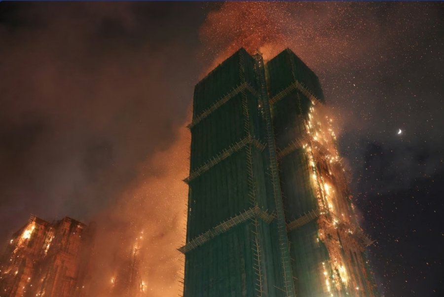 FOTO/ Skena të tmerrshme të zjarrit të madh në Hong Kong, 13 të vdekur, 700 zjarrfikës luftojnë me flakët