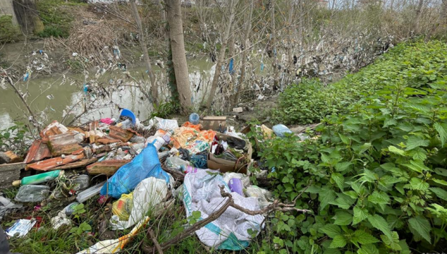 Mblidhnin mbeturinat me dorë, punonjësi dëmtohet gjatë punës, shtrohet në repartin e kirurgjisë