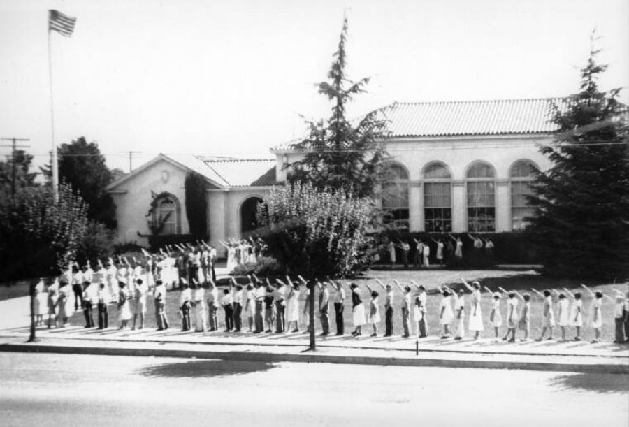 Ngritja dhe rënia e 'Nderimit të Belamisë'/ Gjesti i ngjashëm me atë të nazistëve që amerikanët e përdornin për të nderuar flamurin
