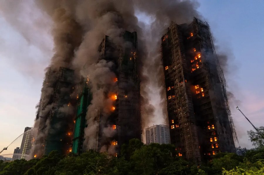 36 të vdekur/ Pamje nga zjarri në gradaçelat e Hong Kong-ut. Çfarë dyshohet se po i favorizon flakët