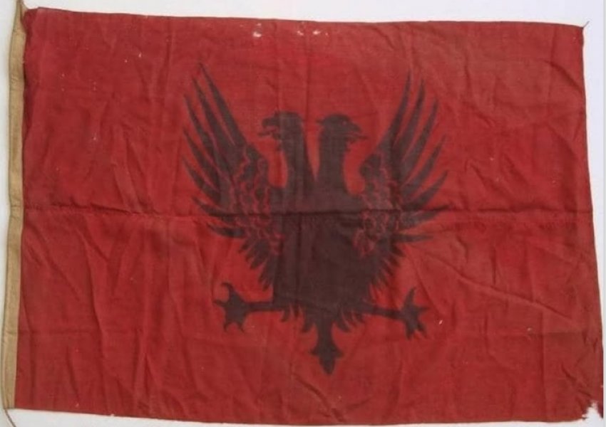 Kush janë qytetet që valëvitën flamurin kuq e zi në 27 Nëntor 1912?