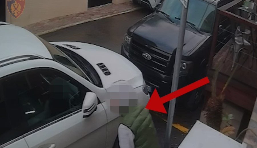 Thyente xhamat e makinave dhe grabiste mijëra euro, 22-vjeçari kapet nga policia