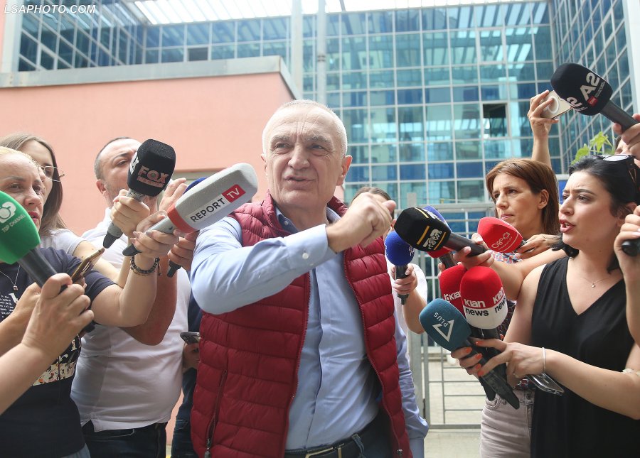 'Mashtrimet e spakistëve të narkoregjimit' - Një replikë e detyruar me Adriana Kalanë