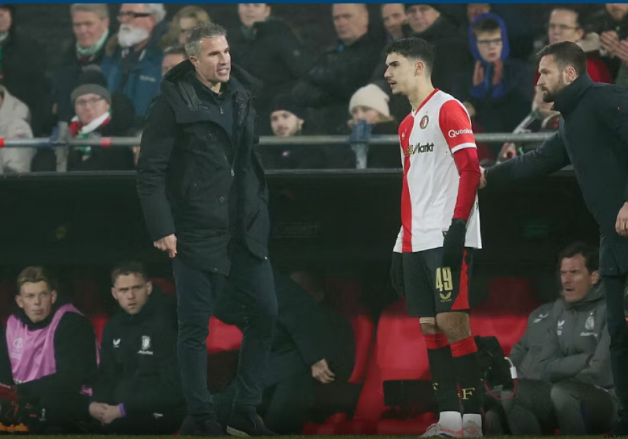 Nga babai tek i biri, Robin Van Persie bën Shaqueel-in të debutojë me Feyenoord-in