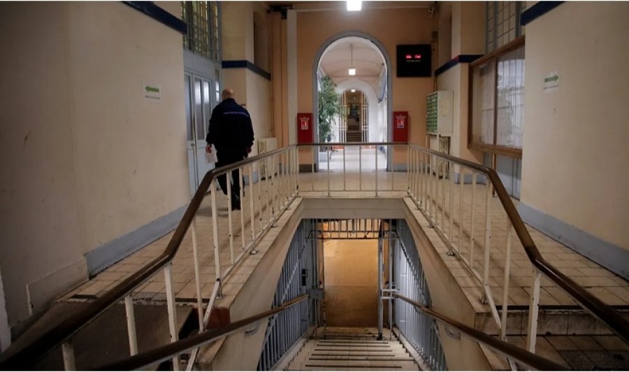 Dy të burgosur arratisen nga një burg francez duke përdorur tehe sharre të transportuara me dron