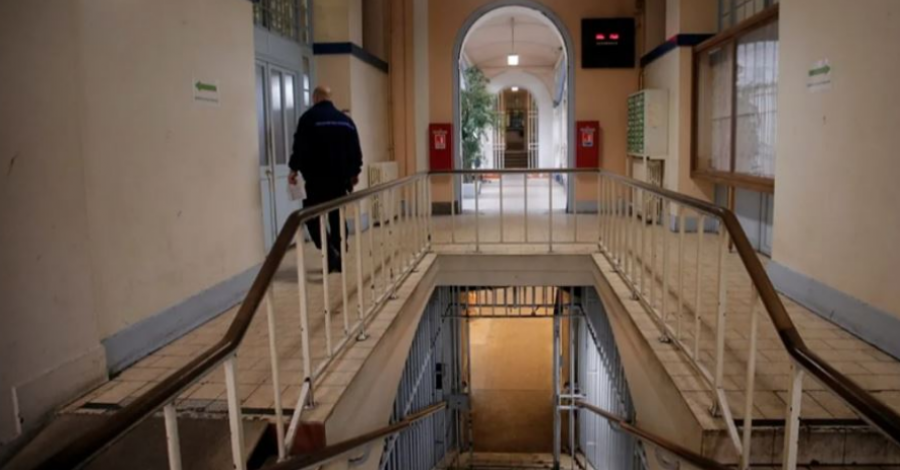 Arratisen dy të burgosur në Francë, përdorën sharrën e sjellë nga droni