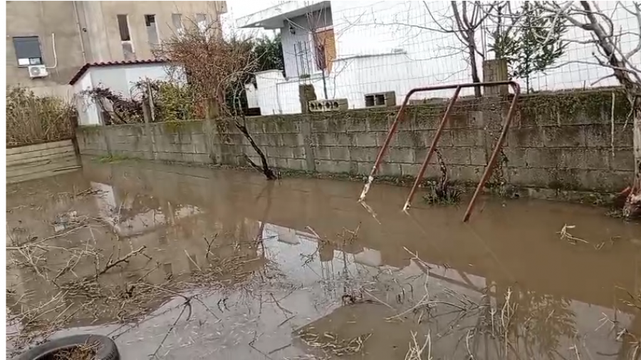 Banorët e Durrësit ngrenë alarmin për përmbytjet: Rrugët e përfshira nga uji kërkojnë ndërhyrje urgjente