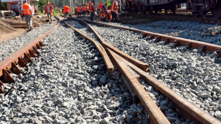 Treni përplas punëtorët në Kinë, 11 viktima