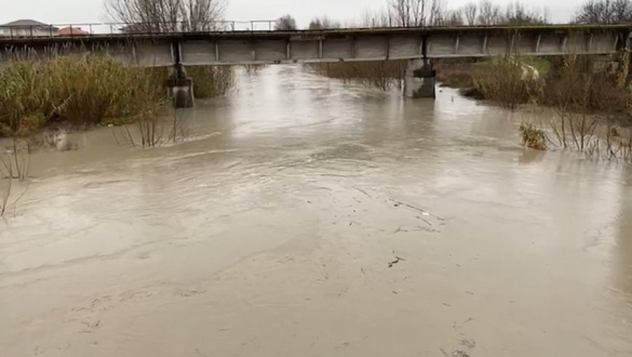 Qindra hektarë tokë bujqësore nën ujë, fshati Murqinë në Krujë i izoluar pas daljes nga shtrati të lumit Ishem