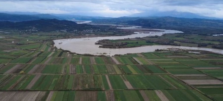 VLORË/ Rritet niveli i lumit Vjosa në Mifol, situata nën monitorim
