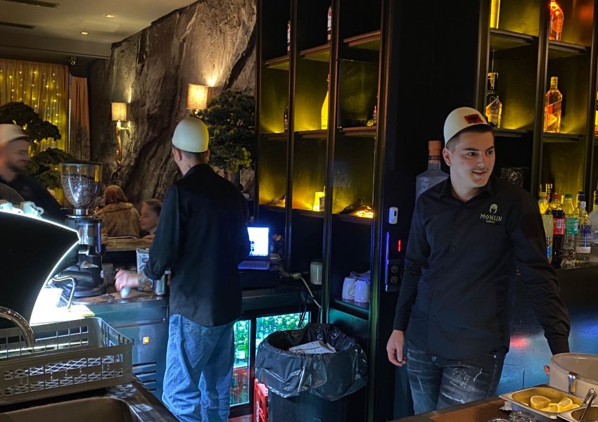 Prizren/ Kamerierët me plis në kokë shërbejnë kafe për 28 Nëntorin