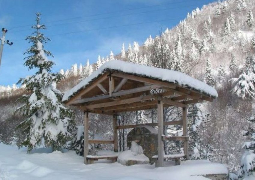 Valbona nën vellon e dëborës (FOTO)