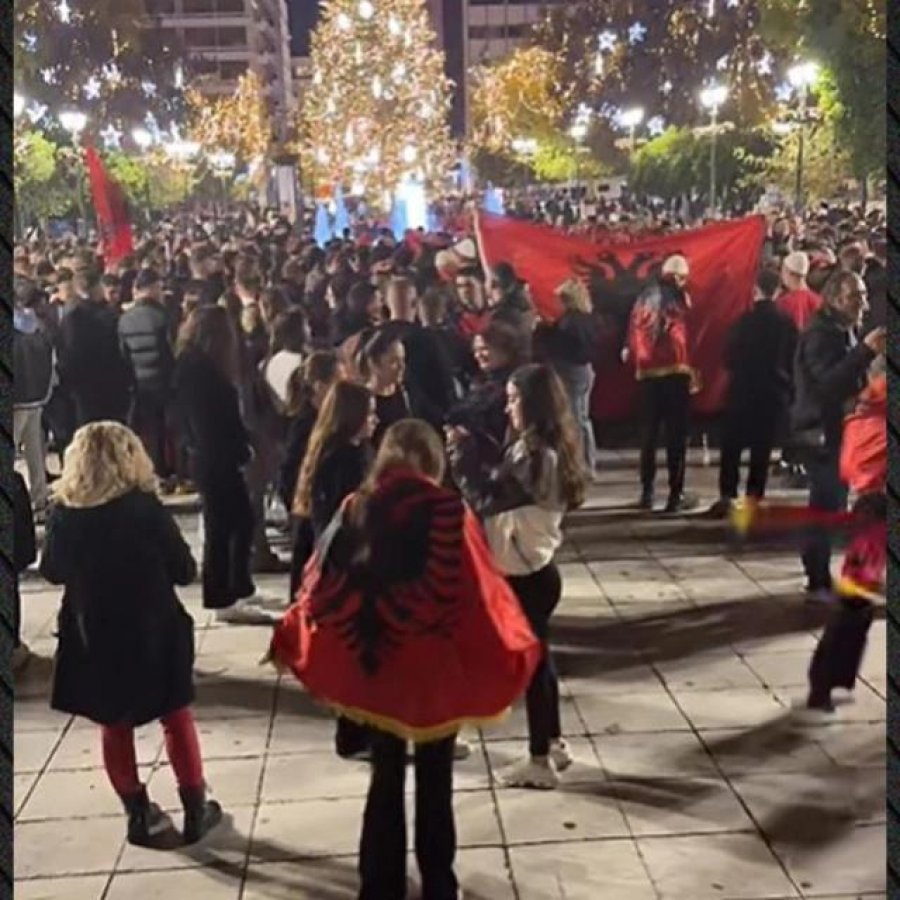 Shqiptarët festuan Ditën e Pavarësisë së vendit të tyre në Sheshin Syntagma