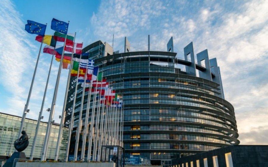 Parlamenti Evropian kërkon shpronësimin e aseteve ruse para marrëveshjes për paqe
