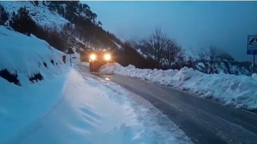 Fshatrat e Bulqizës zbardhen nga dëbora, mungesa energjie në disa zona
