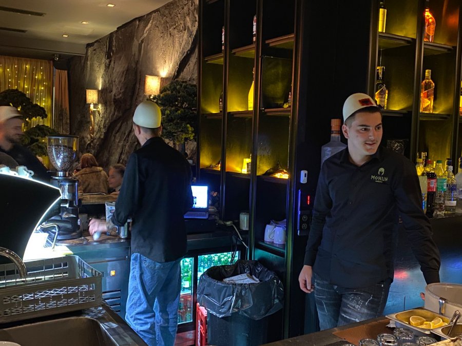 Prizren/ Kamerierët me plis në kokë shërbejnë kafe për 28 Nëntorin