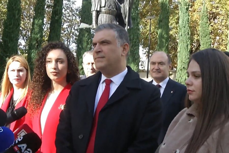 Dita e Flamurit/ Blushi: Kjo festë e gjen Shqipërinë më pak të lirë dhe me të burgosur politik