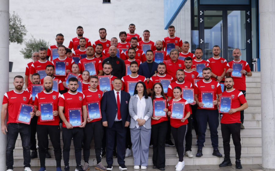 Kursi UEFA C në Tiranë mbyll me sukses edicionin e radhës, diplomohen 39 trajnerë